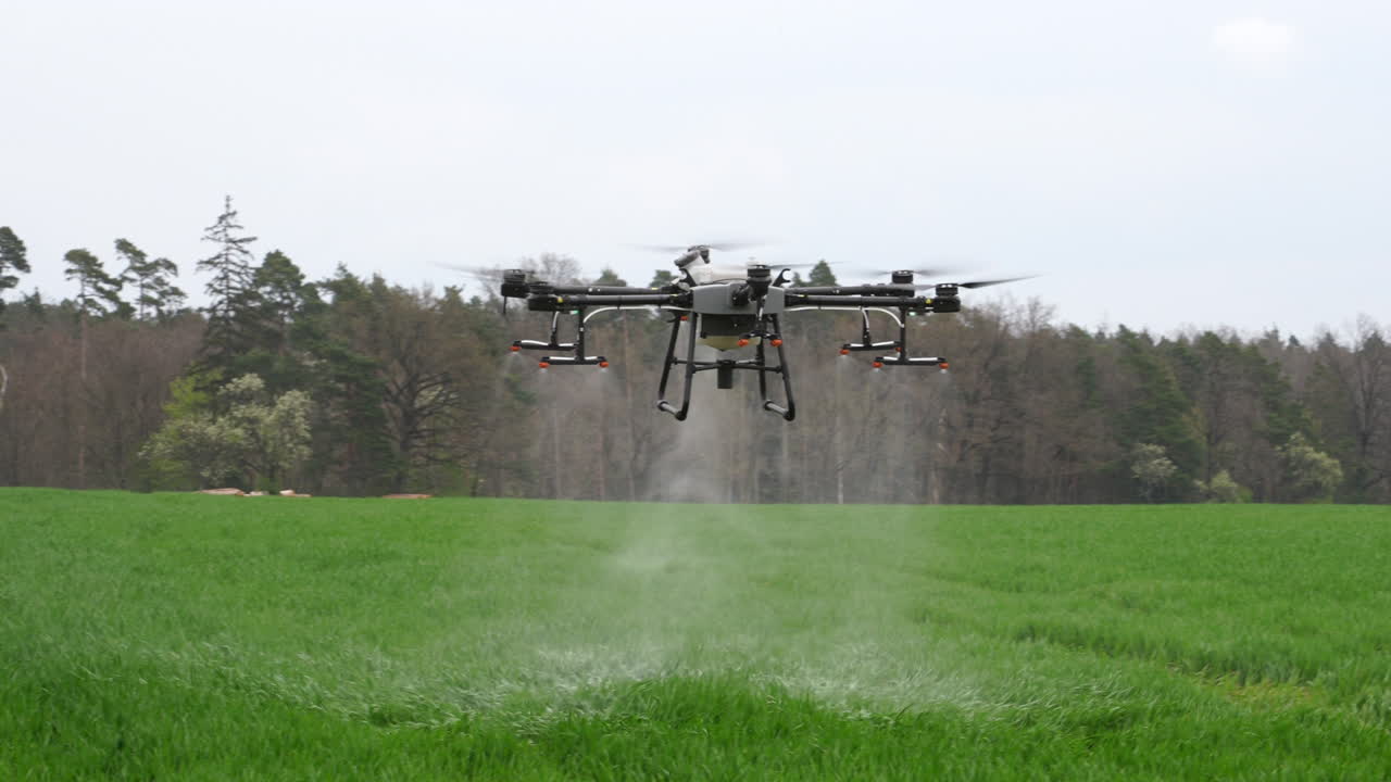 agricultura drones rociando fertilizantes líquidos en tierras de cultivo verdes