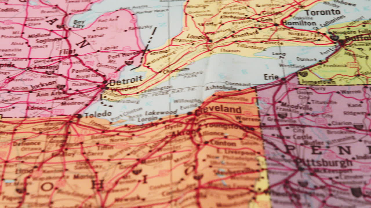 un tiro de un mapa de papel a color de los estados de los ee.uu.