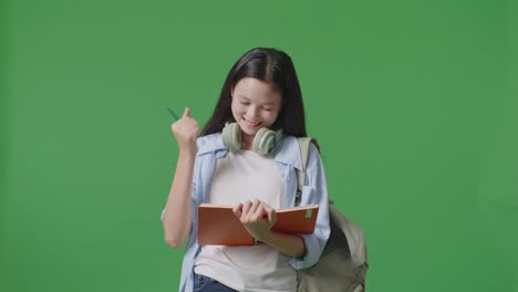 estudiante feliz con el cuaderno y la mochila