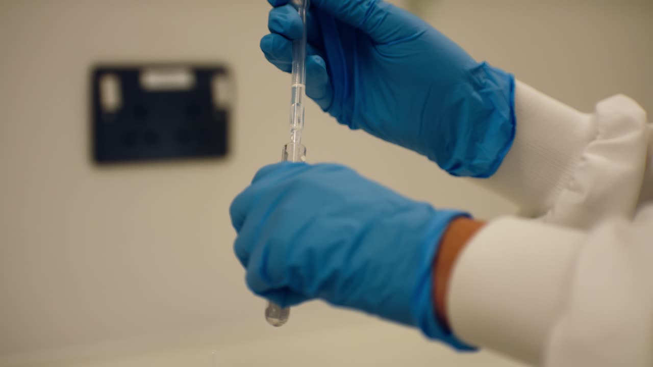 Scienziato che esamina campioni di sangue in provette