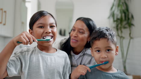 cara, mamá e hijos cepillándose los dientes en el baño