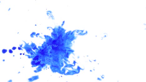 bonitas gotas de tinta azul en el agua para usar en los efectos de postproducción