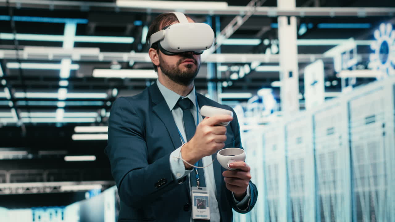 Бизнесмен в VR-гарнитуре с виртуальной средой в центре обработки данных.