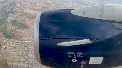 Foto-Del-Asiento-De-La-Ventana-Del-Avión-Cruzando-La-Ciudad-De-Delicias-Chihuahua-México