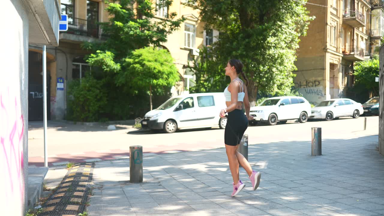 야외에서 로프를 달리고 점프하는 여자