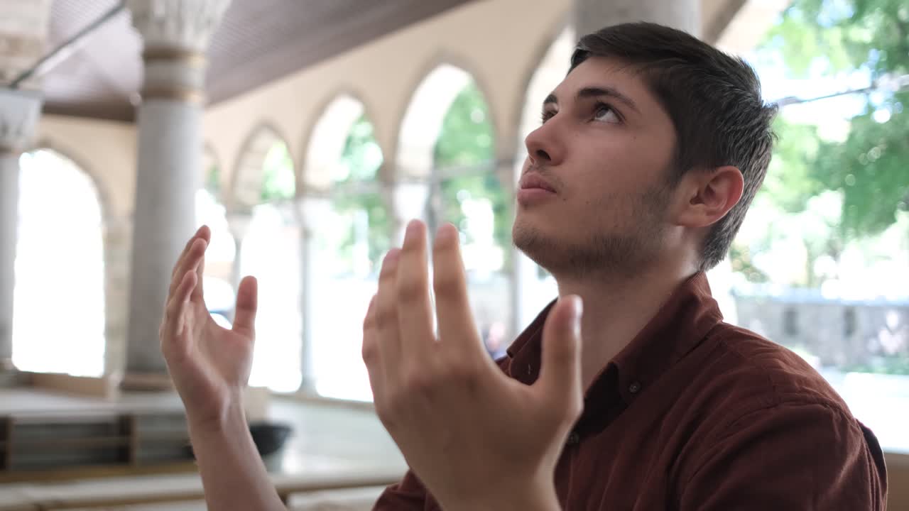 열려있는 손으로 기도하고