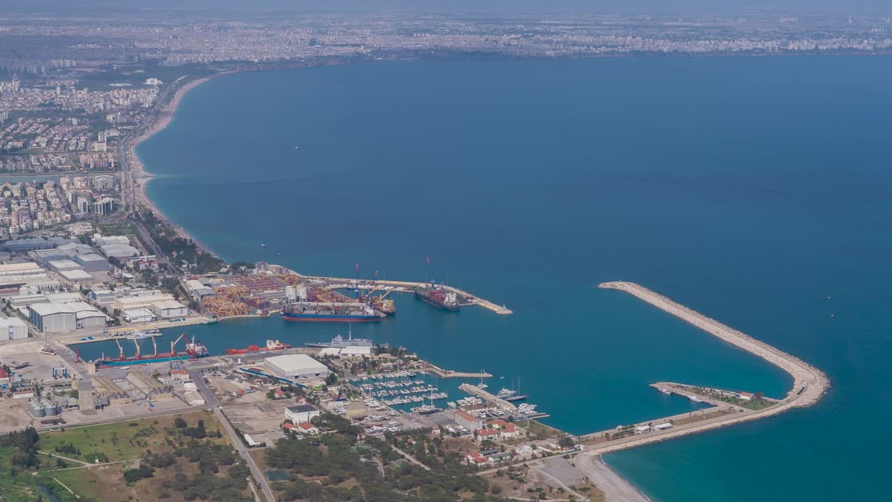 언덕 꼭대기에서 볼 수 있는 안탈리아 시의 전망.