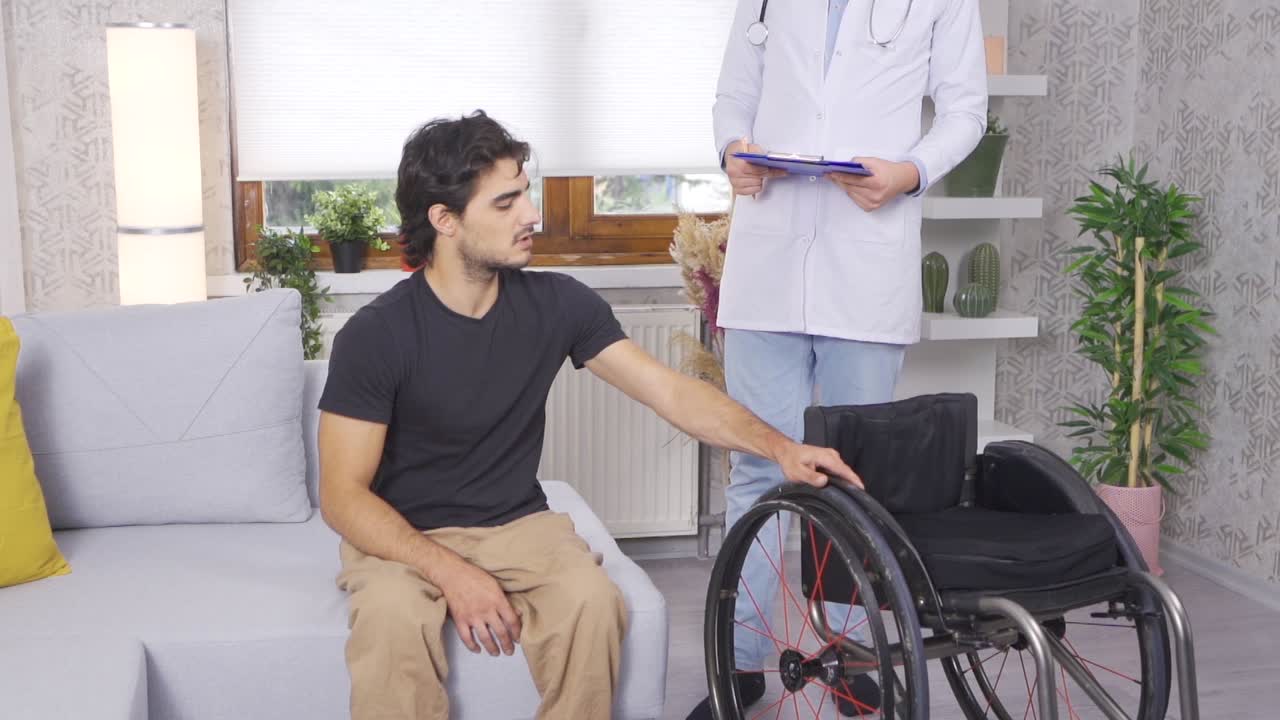 El doctor ayuda a paciente con discapacidad a recuperar fuerza. Cámara lenta.