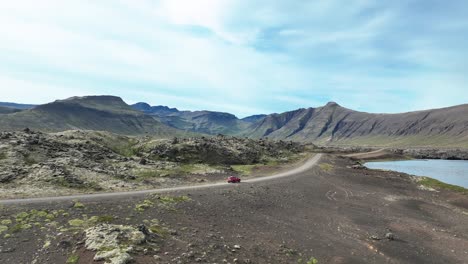 coche conduciendo a través de la carretera a través de un enorme campo de lava berserkjahraun, península de snaefellsnes, isla oeste
