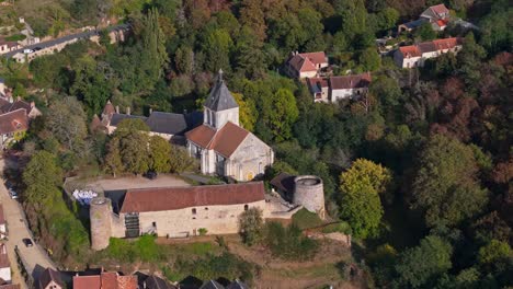 Vista-Aérea-Del-Pueblo-De-Gargilesse-Y-Su-Castillo,-Francia.