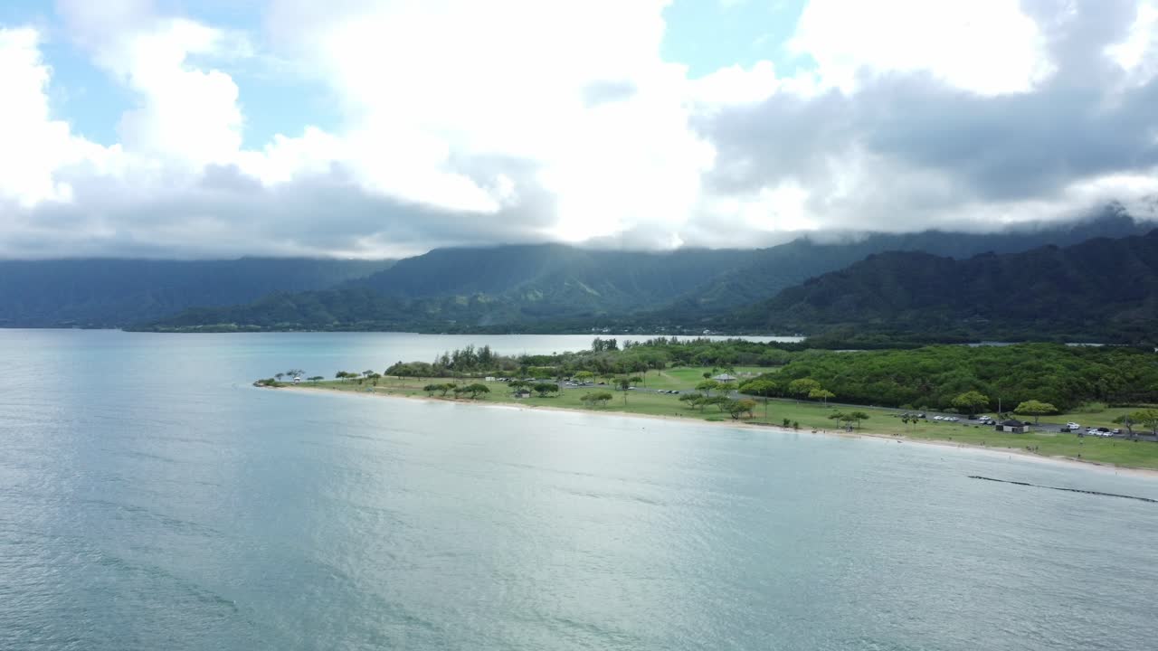 오아후를 둘러싼 바다는 하와이의 푸른 물, 거친 해안선, 울창한 섬 풍경 사이의 완벽한 연결을 보여주는 공중 드론에서 놀라운 세부 사항으로 볼 수 있습니다.