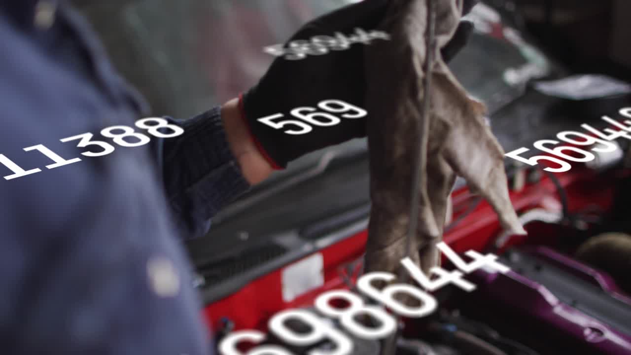 Video vertikal: Teknisi otomotif meraih, menyeka penopang merah di bengkel untuk pengujian sementara data putih mengelilingi tangannya