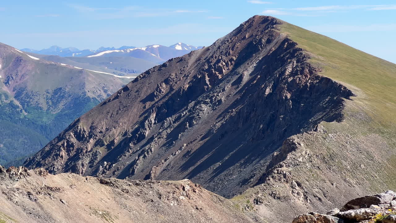 grays y torreys catorce años de edad alta elevación pico silla de montar caminata senderismo aventura montañas rocosas división continental verano azul soleado pájaro alta elevación por encima del paisaje alpino la nieve se derrite