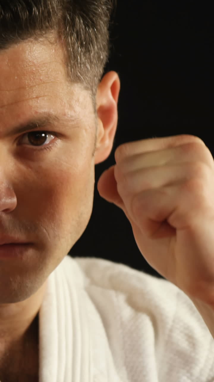 카라테를 연습하는 남자