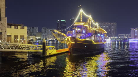 Altes-Holzboot,-Das-Auf-Kreuzfahrt-Im-Wasser-Von-Dubai-Wartet