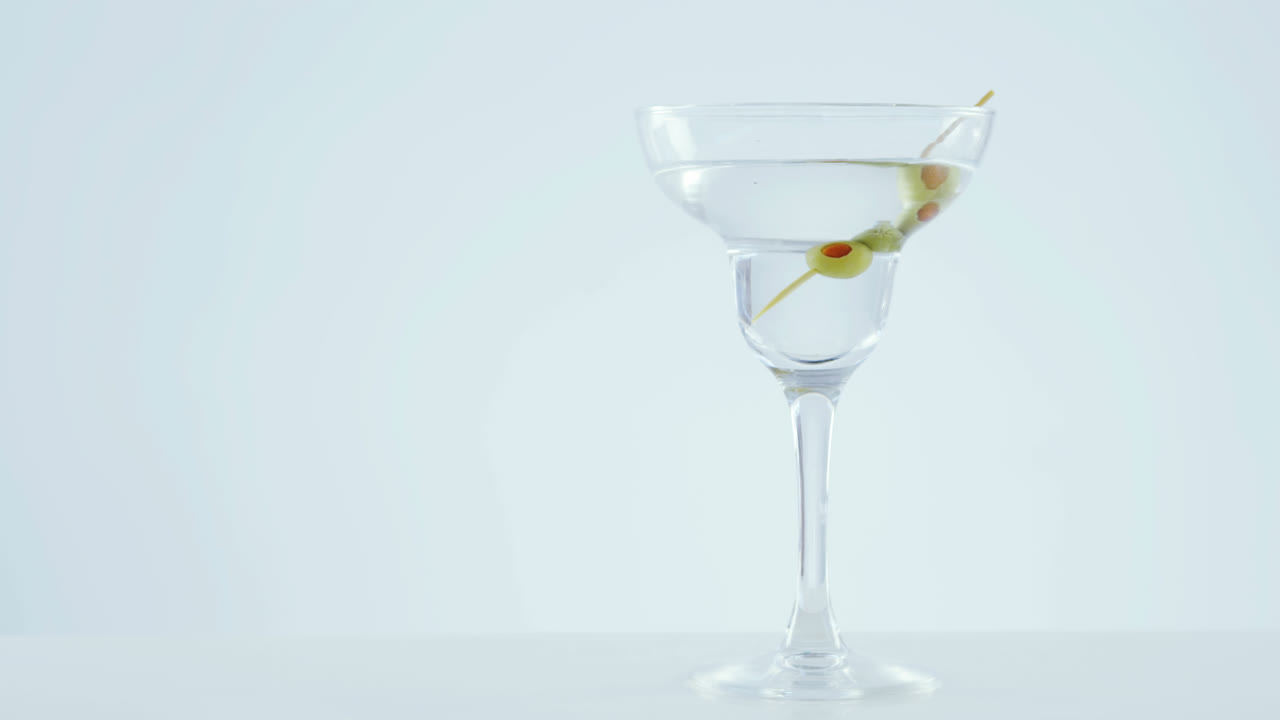 Bicchiere da cocktail con spiedino d'oliva