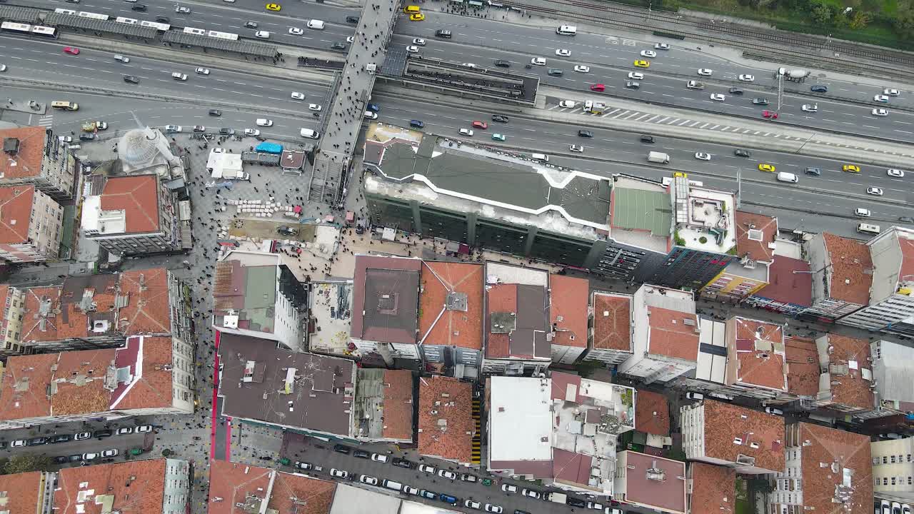 imagen aérea, plaza shirinevler y estación de autobuses, carretera e5, estambul, turquía