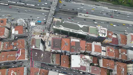 Toma-Aérea,-Plaza-Shirinevler-Y-Estación-De-Autobuses,-Carretera-E5,-Estanbul,-Turquía