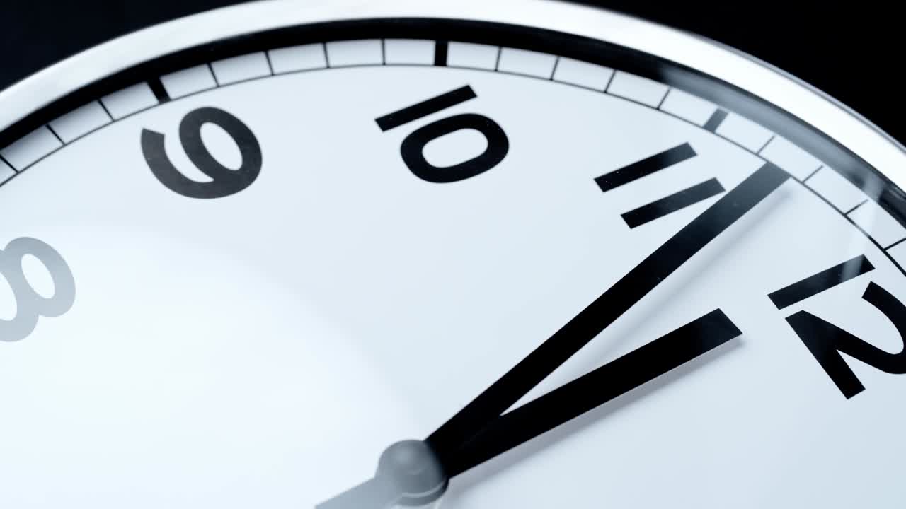 video en primer plano de la cara del reloj en la pared