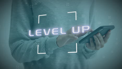 animación de texto de nivel superior sobre mujer caucásica usando teléfono inteligente