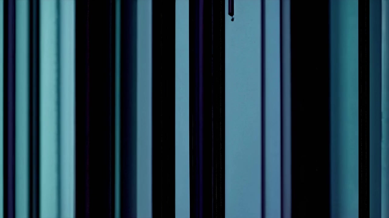 Sfondo astratto con linee verticali blu e nere in movimento