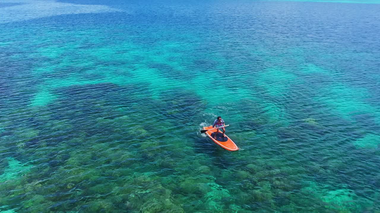 남부 레이테의 수중 산호초가 보이는 탁박 해양 공원 해안에서 노를 젓는 남자