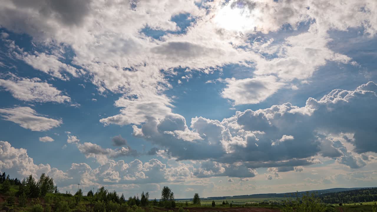 nubes blancas, cielo claro y suave, lapso de tiempo formando un paisaje de nubes en el horizonte, lluvia rodando rápidamente, hermoso día soleado de verano, clima colorido.