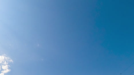 hermoso cielo azul con nubes esponjosas