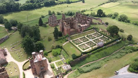 Ruinas-Del-Castillo-De-Kenilworth-Y-Jardines-Isabelinos-En-Inglaterra,-Antena