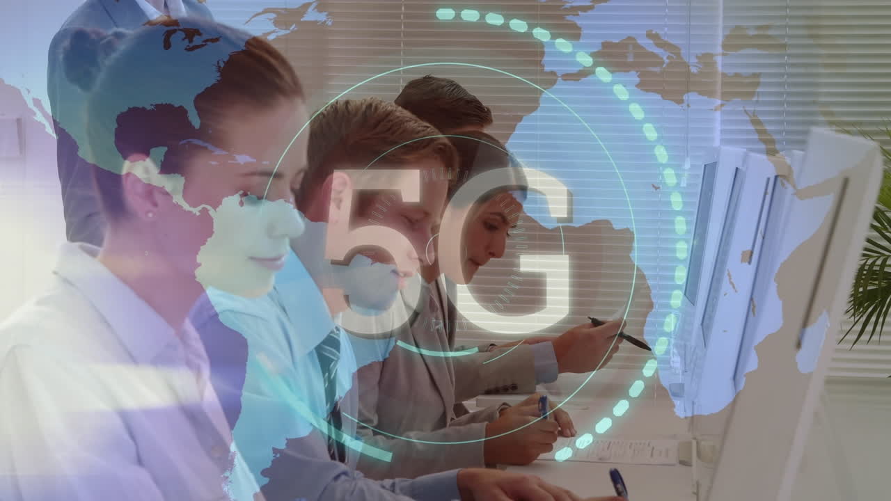 animación del globo y texto 5g sobre personas de negocios que usan computadora