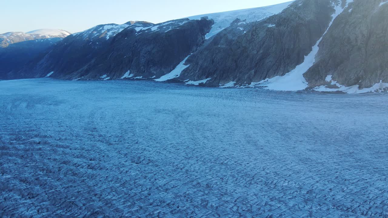 노르웨이의 조스테달스브레인 국립공원 (jostedalsbreen national park) 에 있는 스베르그 달스브레네 빙하의 드론 영상.