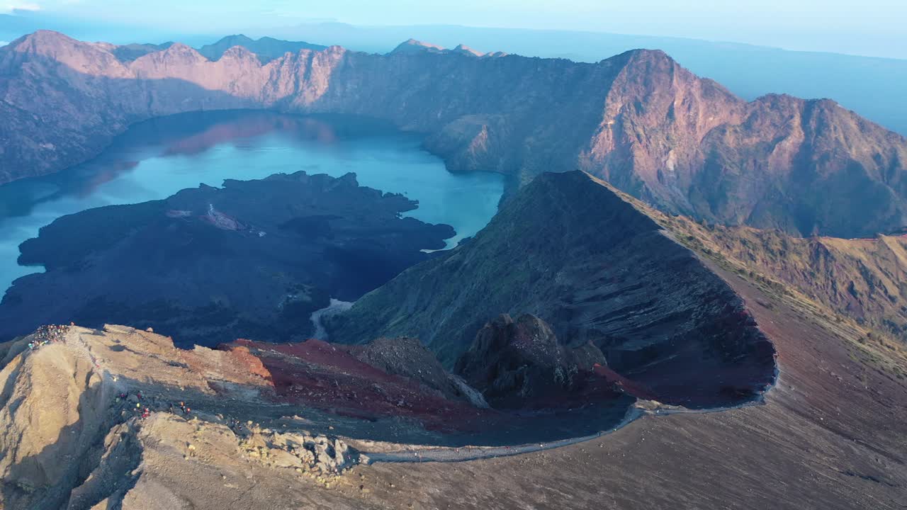 인도네시아에서 두 번째로 높은 화산인 린자니 산 (mount rinjani) 은 아름다운 해가 뜨고 있다.