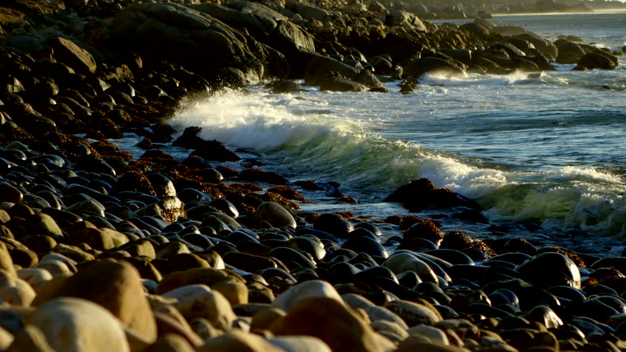 Vagues dans la mer par une journée ensoleillée 4k