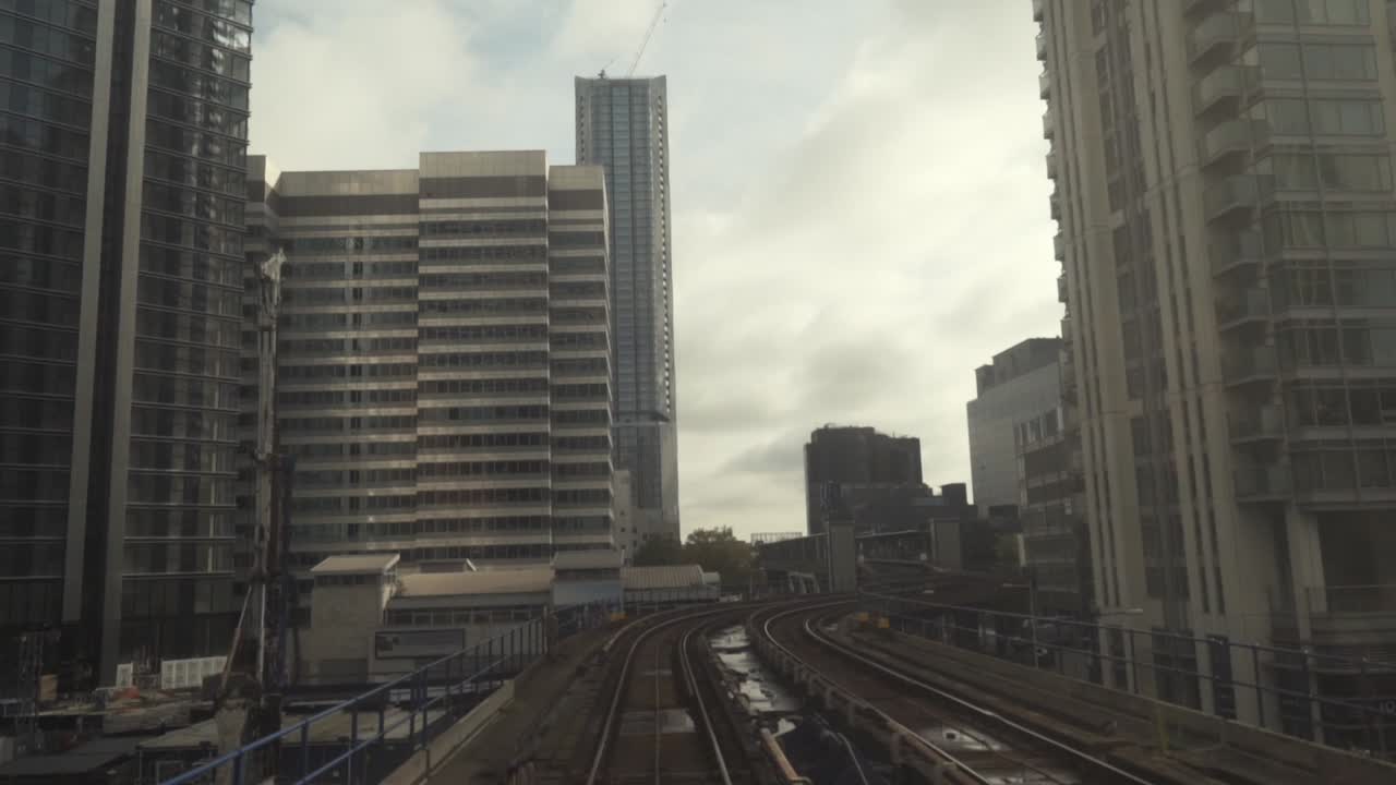 vista del paisaje urbano desde las vías del tren