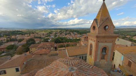 En-Los-Callejones-De-Un-Pueblo-Italiano-Medieval