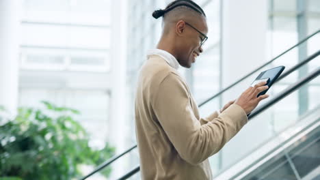 Rolltreppe,-Tablet-Und-Geschäftsmann-In-Einem-Büro