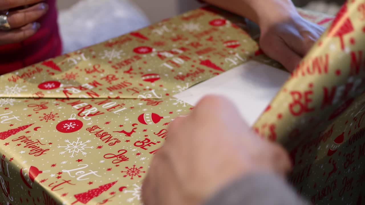 hacer un envoltorio de regalo de navidad con papel decorado - envolver un gran regalo de navidad