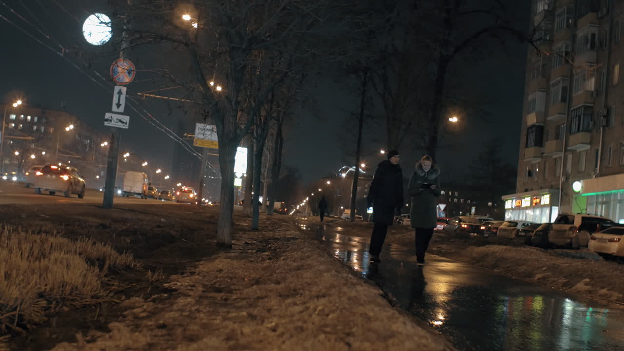 길거리에서 는 자동차 교통과 여성 친구들과 함께 밤의 도시