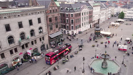 La-Plaza-Gammeltorv-En-Copenhague-Cobra-Vida-Con-Escenas-Vibrantes,-Llenas-De-Gente-En-La-Calle-Peatonal