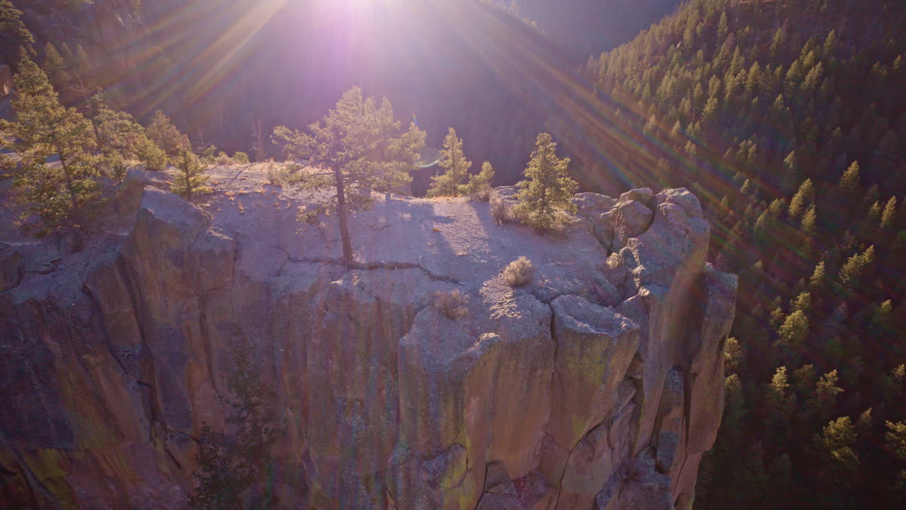 Rekaman drone dari udara: punggung ngarai dan tebing di Los Alamos, New Mexico, Barat Daya AS, lanskap geologi yang terjal.