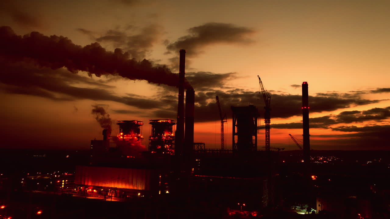 planta de energía al atardecer