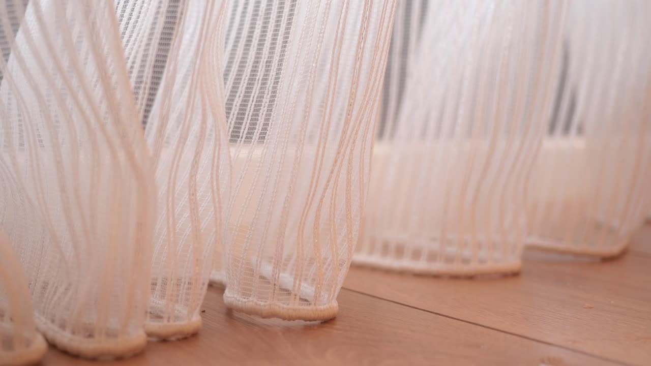 cortinas blancas en un piso de madera