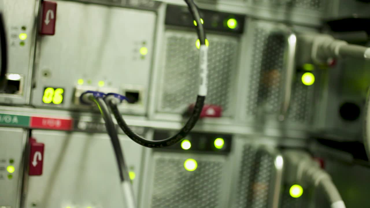 cables negros enchufados en muchos servidores modernos en un centro de datos, panorámica