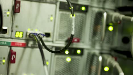 cables negros enchufados en muchos servidores modernos en un centro de datos, panorámica