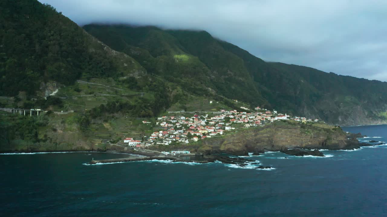 Tradizionale villaggio di Seixal sulla costa selvaggia dell'isola di Madeira con maestose scogliere.