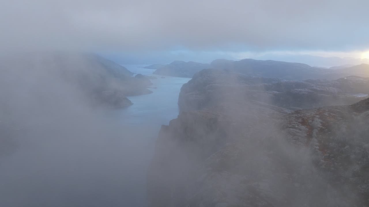 Vista aérea do Lysefjord e do imponente penhasco de Preikestolen ao pôr do sol