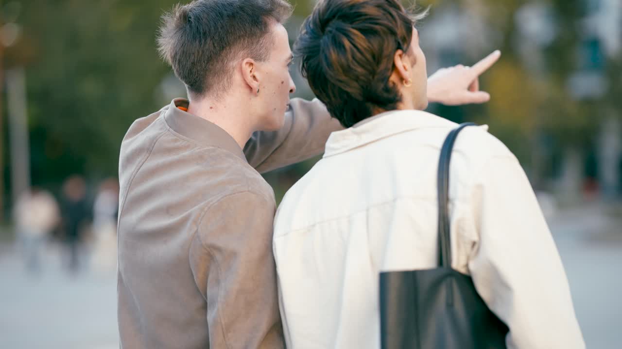 도시 에서 산책 하는 부부