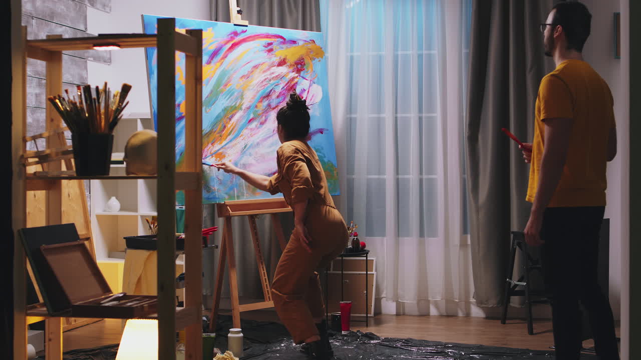 커플이 함께 그림을 그리는 것