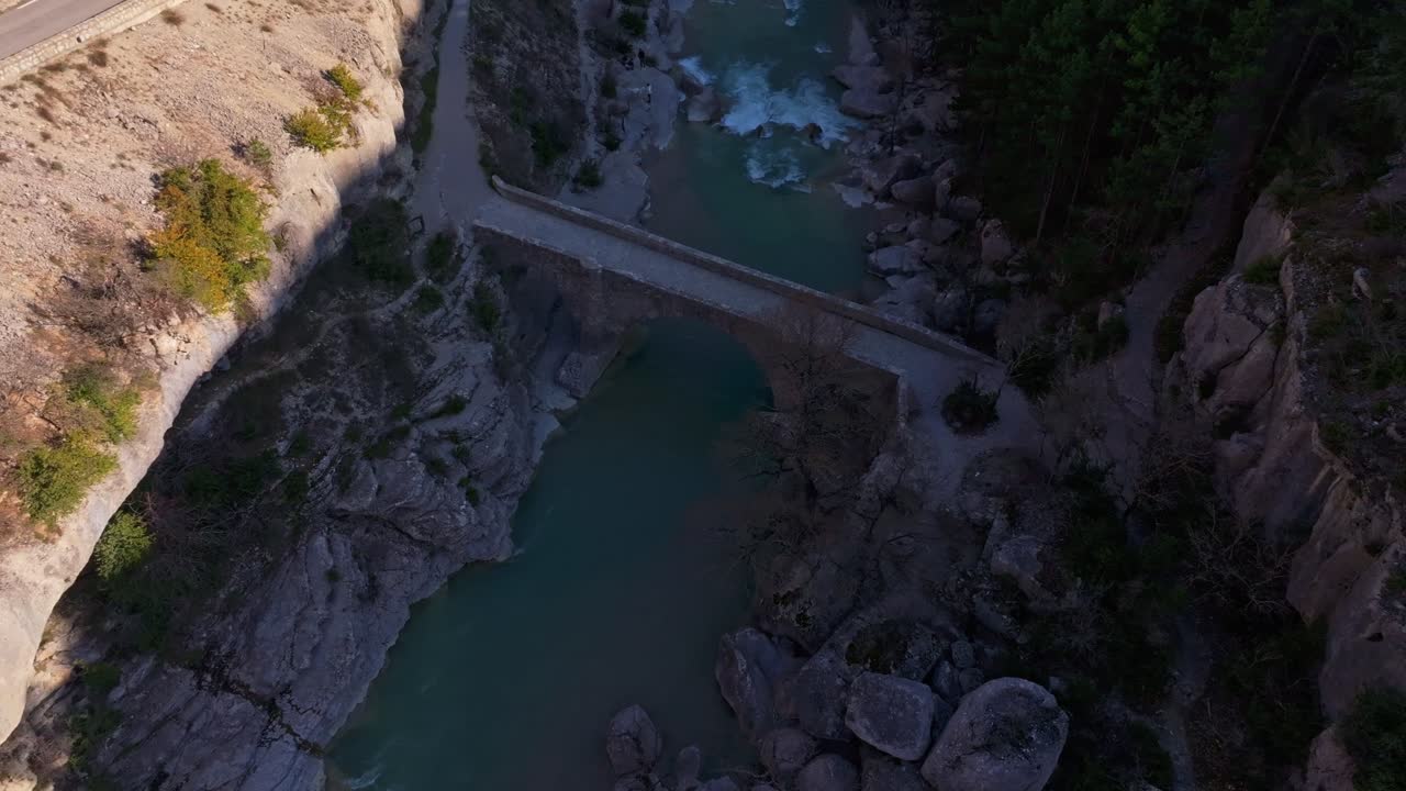 Ruscello che scorre lungo un passaggio roccioso in un paesaggio primaverile francese