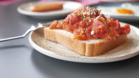 tostadas de tomate y huevo con salchichas